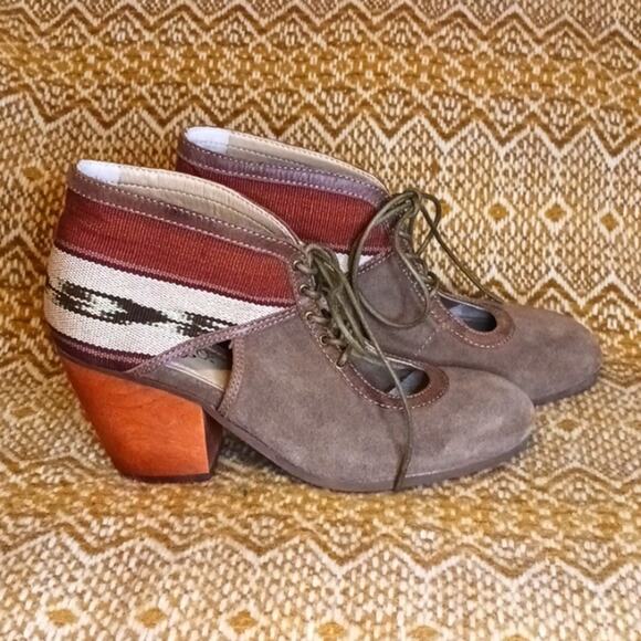 Anthropologie Latigo Soleil Boho Lace Ups. Size 8M - Picture 1 of 7